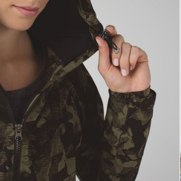 Lululemon Rise and Shine Fatigue Camo Rain Running Jacket Size 4 - Picture 7 of 10